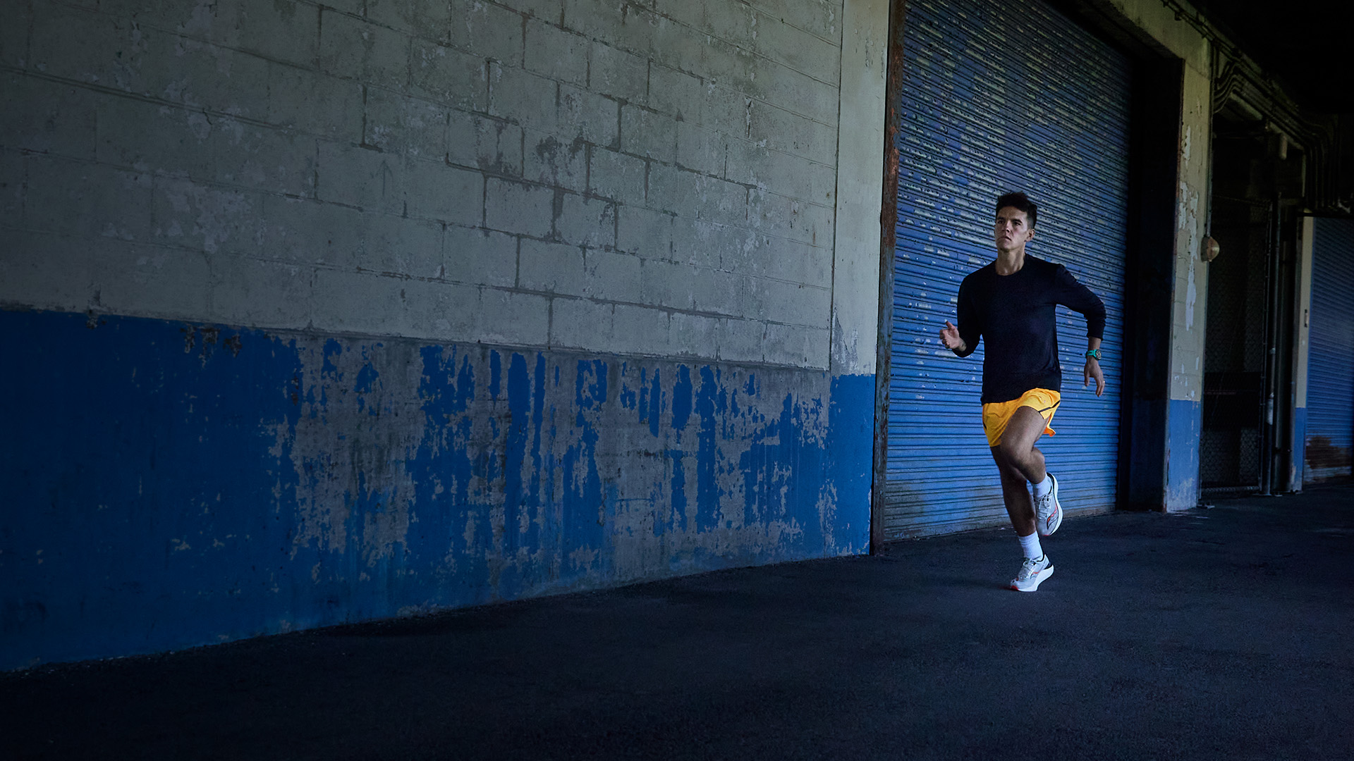 Умные часы Garmin Forerunner 265 черные с черно-серым ремешком